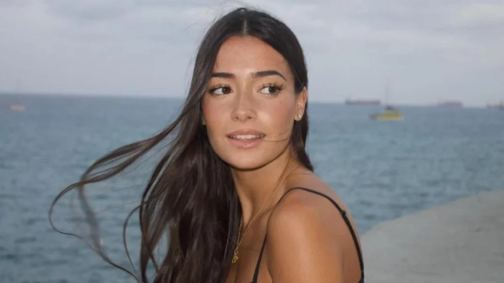 La discreta Ana Pelayo se une a la graderia