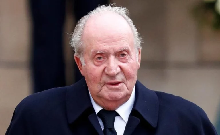 La foto con la que las redes acusan al rey Juan Carlos de orinarse encima y aparecer en público manchado