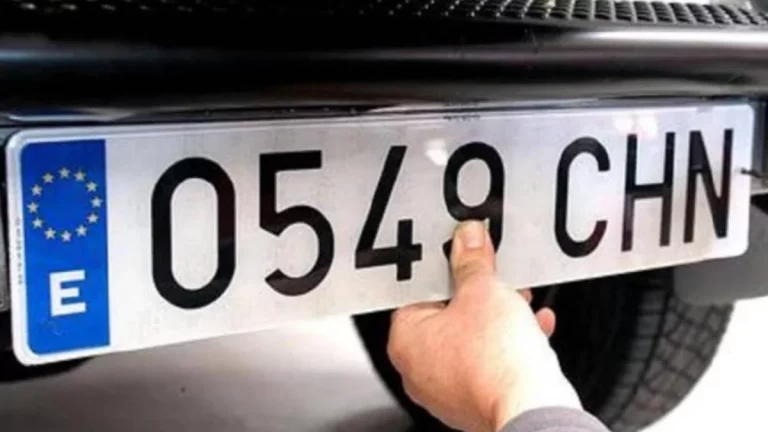 La razón por la que las matrículas de los coches no llevan vocales