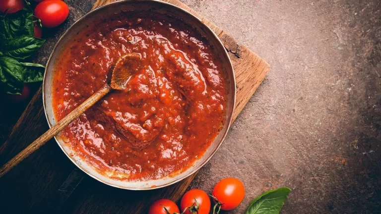 La salsa que hoy usas en la cocina comenzó como un remedio medicinal sorprendente