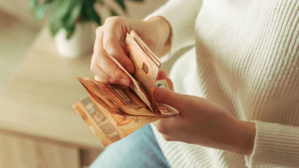 Las familias españolas priorizan el ahorro y la reducción de deudas