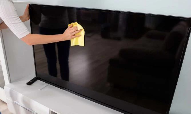 Limpiar la televisión con este producto que tienes en casa va a romper tu Smart TV