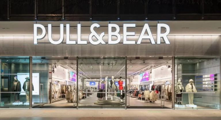 Los básicos que vuelan de Pull&Bear: jersey a rayas, cazadora de ante y mucho más