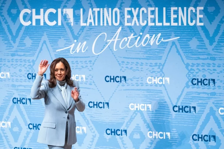 Los latinos dan la espalda a Harris por su plan de inmigración, favoreciendo a Trump