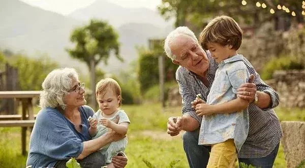 Los nietos reinventan los apodos para sus abuelos adiós a 'yayo' y 'yaya'
