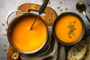 Prepara este guiso de calabaza y garbanzos: la receta de otoño que entra por los ojos