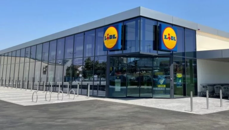 Moderna y con borreguito es esta chaqueta de Lidl de 19 euros que parece de Zara o Mango