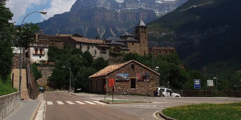 Montañas imponentes y bosques encantados: este pueblo de Aragón parece de una película de Disney