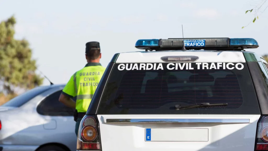 La DGT explica cuándo se puede adelantar a la Policía y la Guardia Civil en la carretera