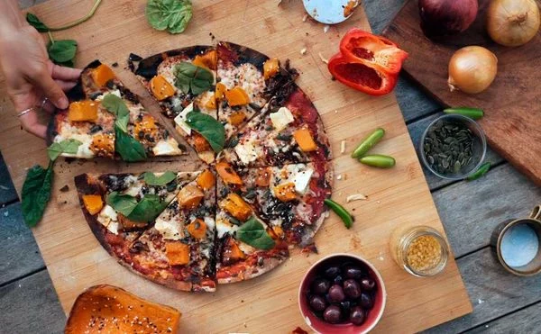 La mejor receta de Halloween es esta pizza de calabaza y nueces caramelizadas