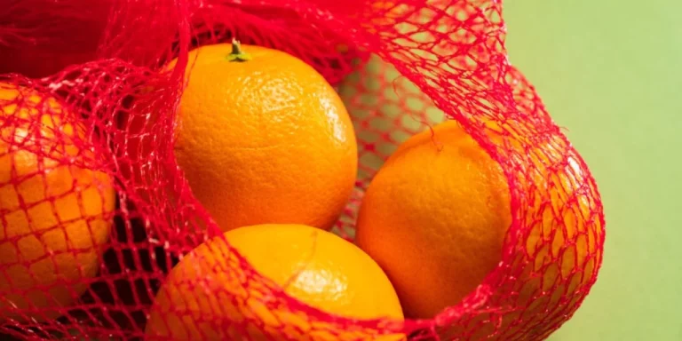 Por qué las redes de las bolsas de las naranjas son rojas