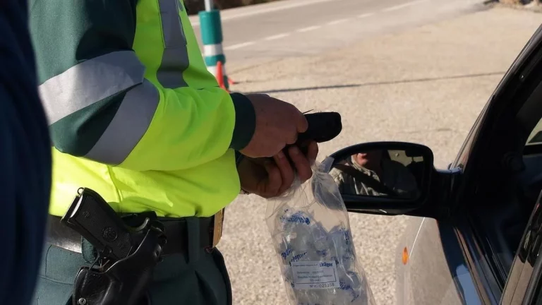 Si te ha llegado un SMS de la DGT para pagar una multa es una estafa: esto es lo que debes hacer