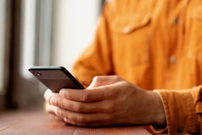 ¿Se puede denunciar que tu pareja te controle el móvil o las redes sociales?