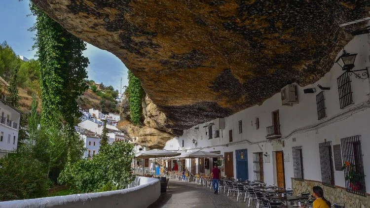 Setenil de las Bodegas, el pueblo donde las casas se esconden bajo las rocas