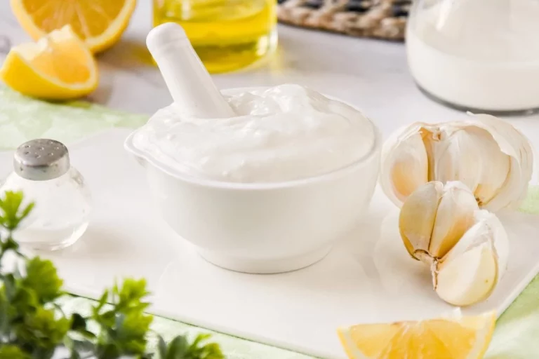 Un americano confunde el alioli con crema de limón y hace una atrocidad gastronómica