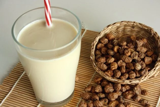 Un inglés prueba la horchata de Valencia e indigna a toda España