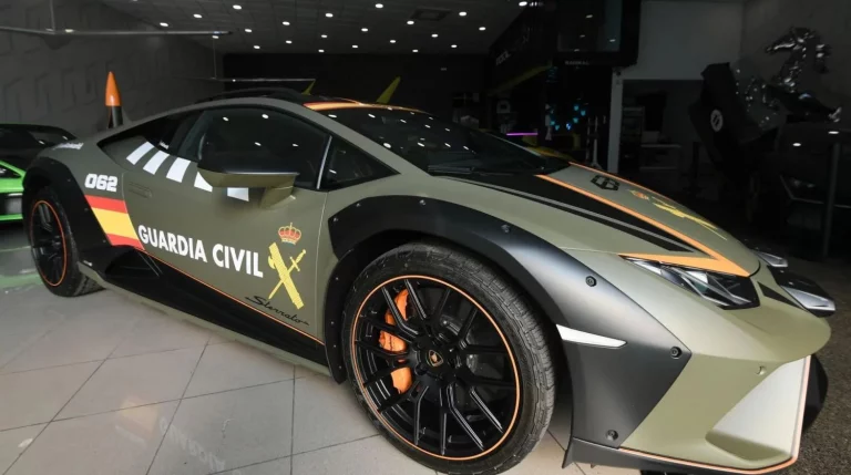 Un nuevo coche de lujo para la Guardia Civil: las redes arden con el Lamborghini Huracán Sterrato
