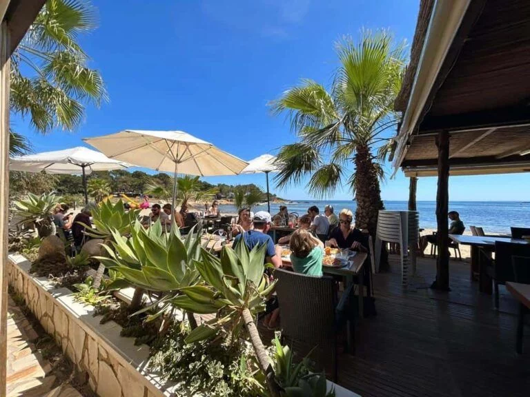 Un turista alemán devuelve un plato en Ibiza y el cocinero le manda al hospital