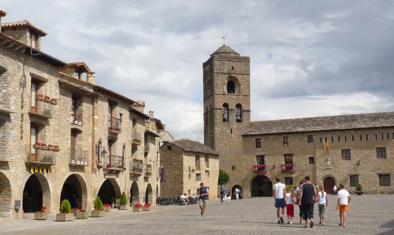 Un viaje en el tiempo: Aínsa, un pueblo medieval perfectamente conservado