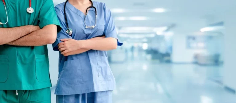 Una enfermera la lía explicando su preferencia por la sanidad privada sobre la pública