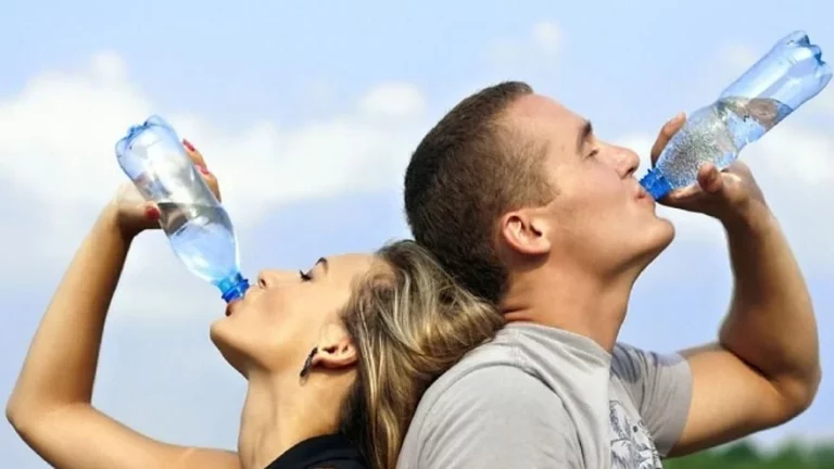 Ya no son 2 litros la cantidad de agua que se debe beber al día es distinto en hombres y mujeres