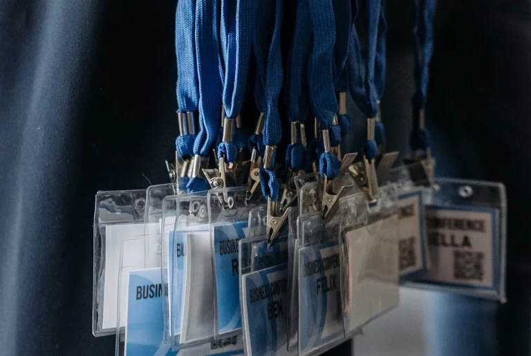 Marketing efectivo: Lanyards, pulseras y botellas personalizadas para fidelizar a tu audiencia
