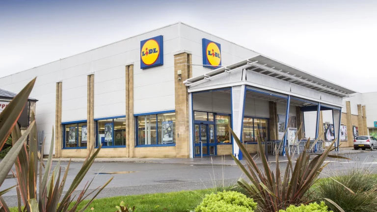 Sin frío y acolchado con la chaqueta con capucha de Lidl de 16 euros ideal para la lluvia