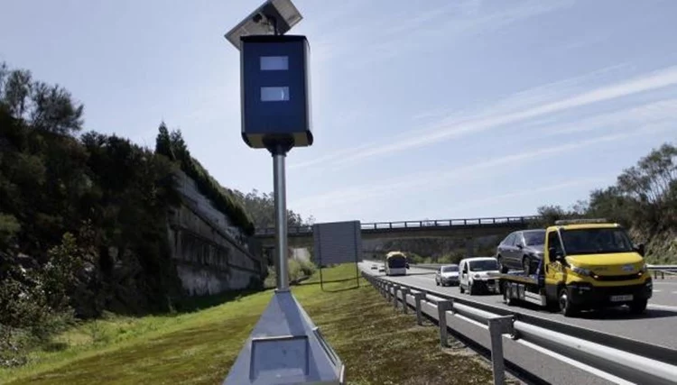 Así son los nuevos radares blindados de la DGT: sobre postes y a 2 metros 1 dgt radares blindados