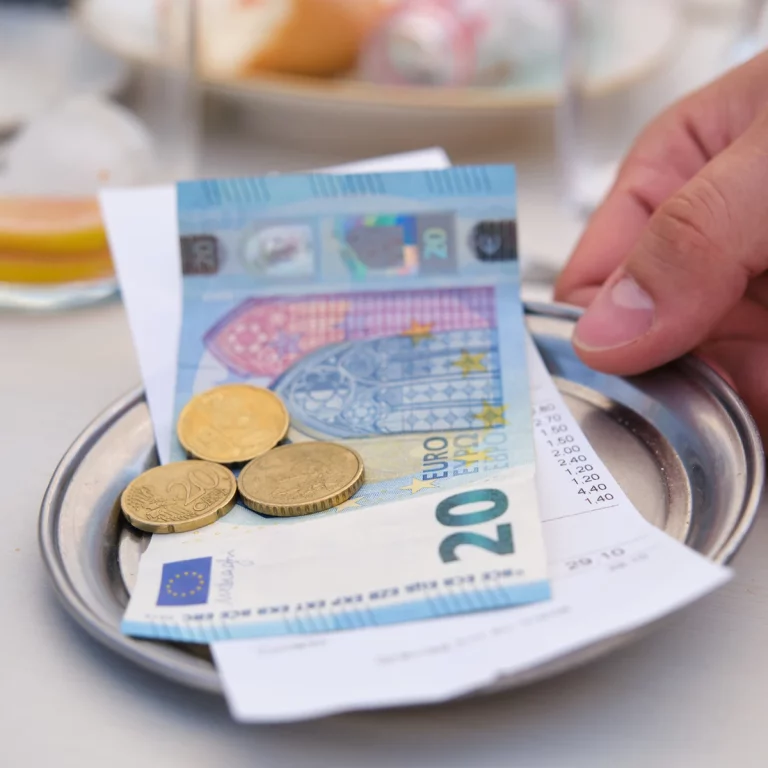 El dinero que ganan los camareros con las propinas en los bares y restaurantes
