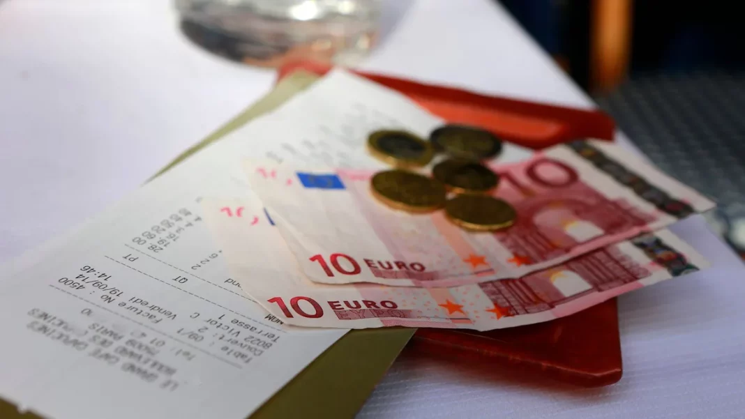 El dilema de la propina: Perspectivas de clientes, camareros y propietarios