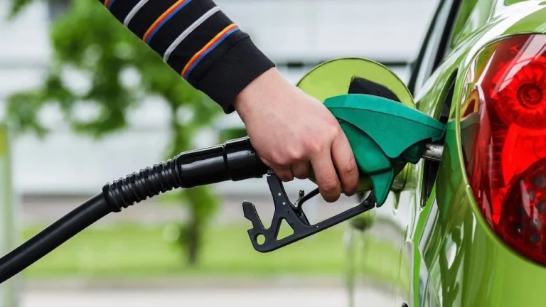 Pueden multarte por echar gasolina en las gasolineras en determinados casos
