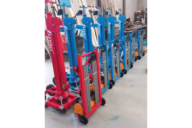 Elevall patenta la primera grúa que permite elevar cargas en zonas urbanas sin cortar calles