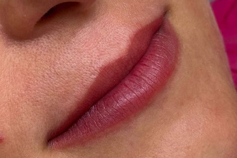 Micropigmentación de labios para ganar volumen y definición con Tebori Brows