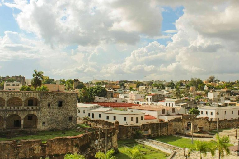 La Fundación Familiar (FOMCAE) impulsa la cultura y tradición en la Feria Artesanal del Conde en la Zona Colonial