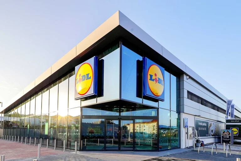 Este cargador inalámbrico 2x1 de Lidl cuesta cinco veces menos que el MagSafe de Apple y sirve para cualquier móvil
