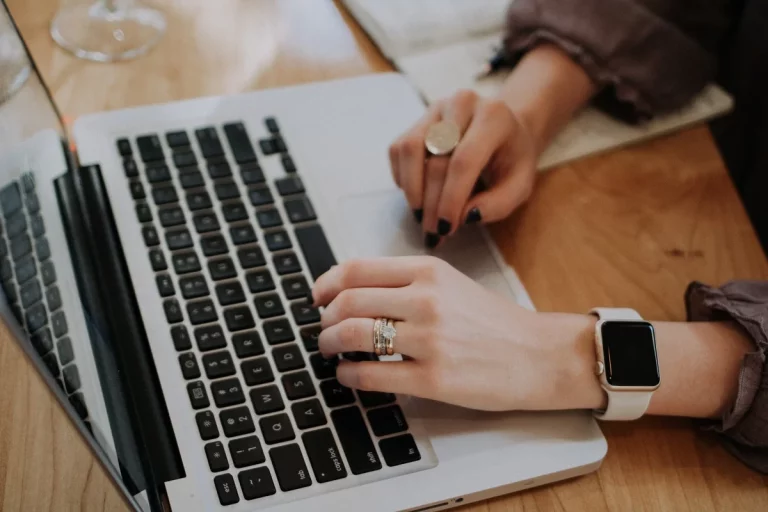 ¿Por qué elegir la tramitación online es mejor que los métodos presenciales?