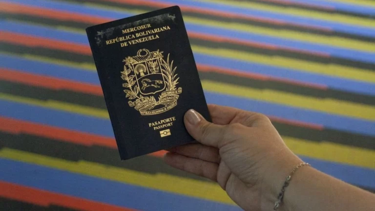 El regimen de Maduro castiga a los migrantes anulando pasaportes