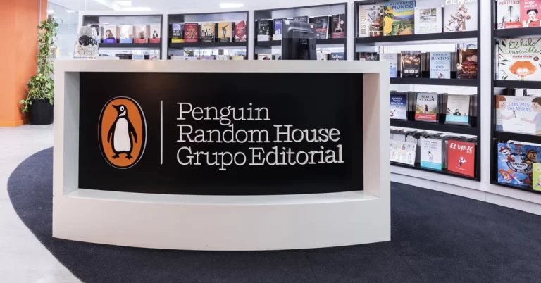 La editorial Penguin Random House cambia sus cláusulas para evitar el uso sus libros para entrenar a la inteligencia artificial
