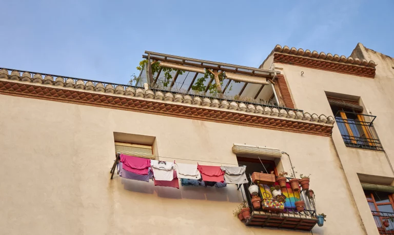 Hasta 750 euros de multa por poner estas banderas y trapos en el balcón o terraza