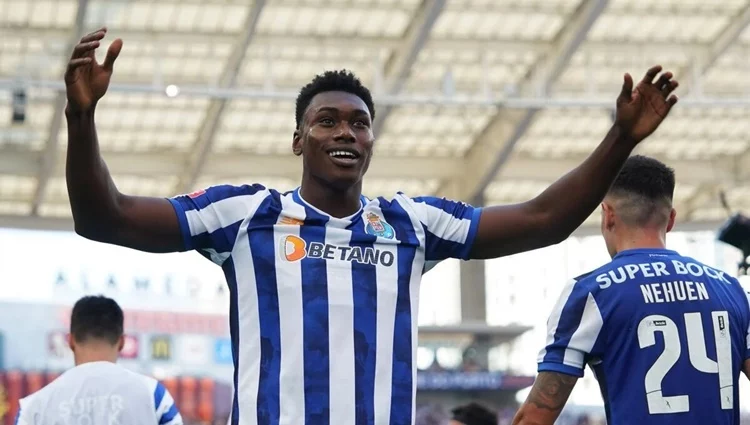 Samu Omorodion recoge cable con el Atlético