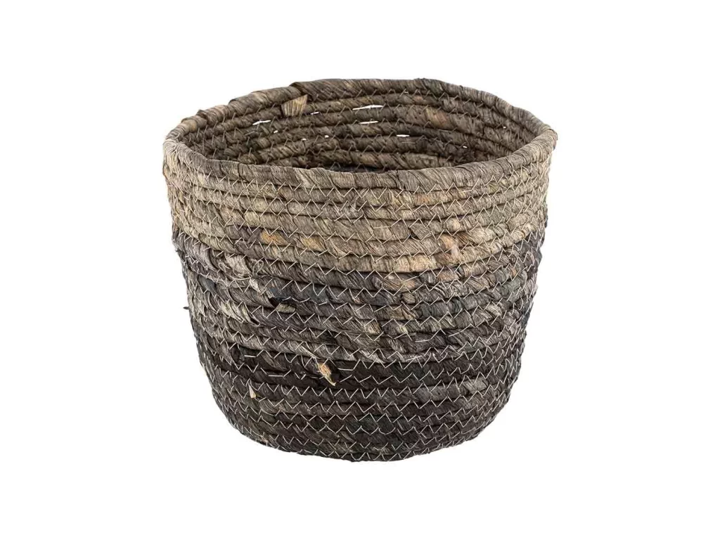 Una cesta natural que añade estilo y orden a tu salón