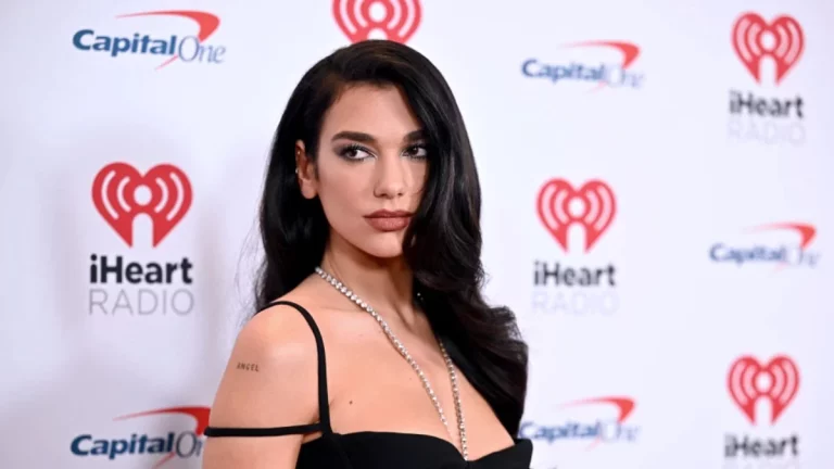 Dua Lipa demanda a Samsung por 15 millones tras usar su imagen sin autorización