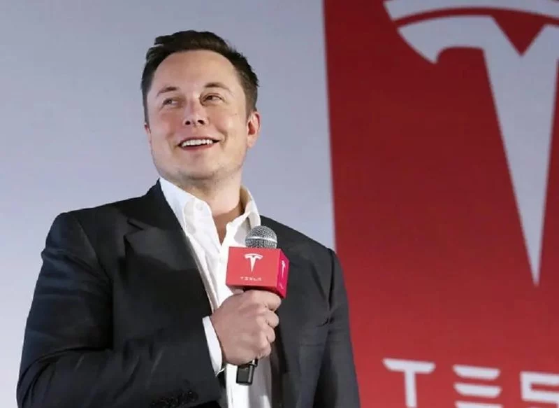 ELON MUSK Y SU SMARTPHONE DE TESLA