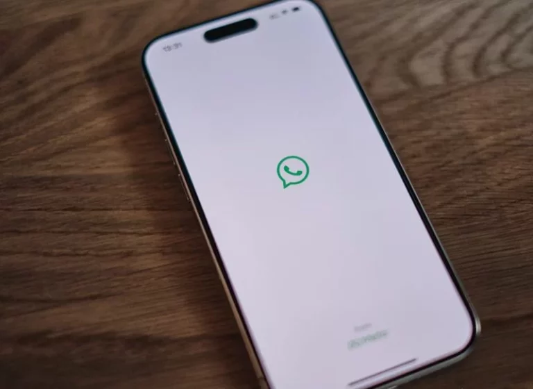 Llega el icono de la bandera a WhatsApp: Así es la función oculta y cómo puedes activarla