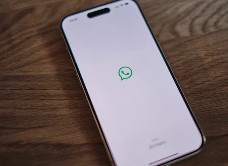 Llega el icono de la bandera a WhatsApp: Así es la función oculta y cómo puedes activarla