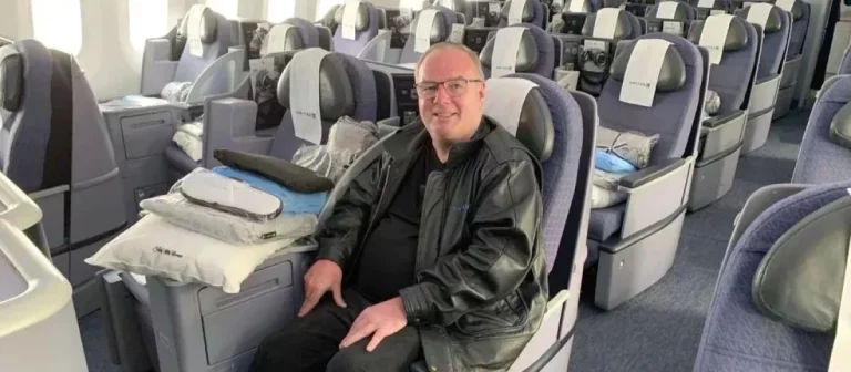 12 días durmiendo en primera clase: Compró un billete de avión vitalicio y lleva 12.000 vuelos