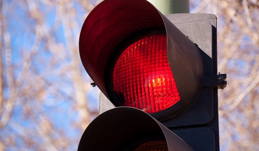 Saltarse un semáforo: el principal motivo de retirada de puntos