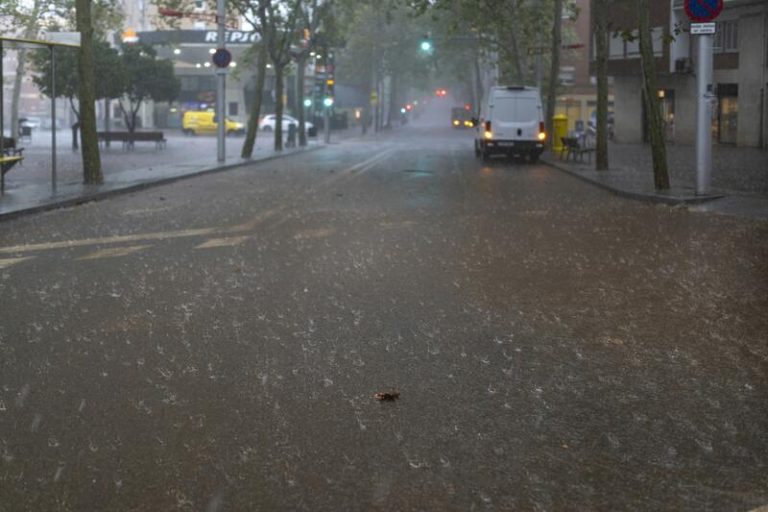 Barcelona activa la alerta del plan de emergencia por las fuertes lluvias