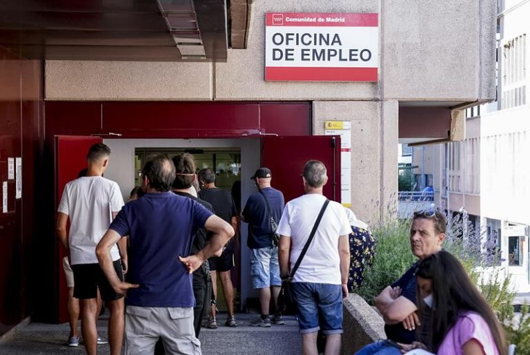 El paro aumenta en octubre por el sector servicios, pero es la cifra más baja en el mes desde 2007