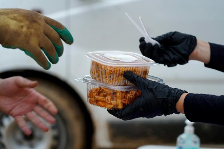 El Almacén de la Solidaridad reparte 200 toneladas de comida, bebida y productos de higiene en tres días